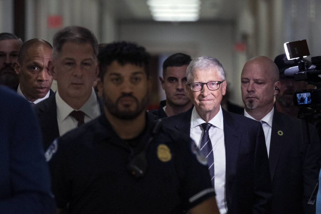 Bill Gates: Epstein usou traições para pressioná-lo - 10/06/2026 - Mundo