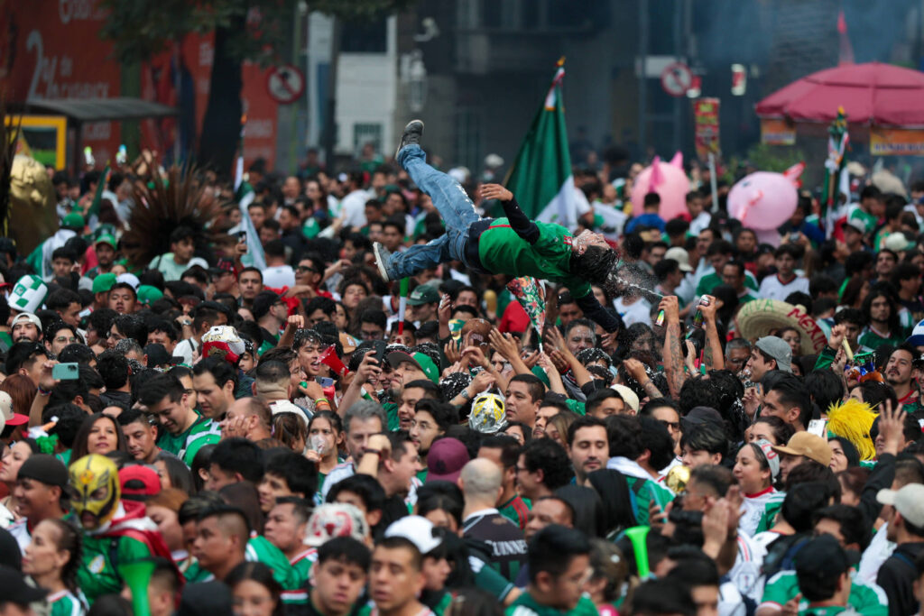 Copa: Mexicanos correm por camisas antes de jogo decisivo - 30/06/2026 - Esporte