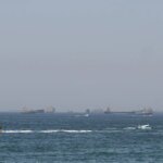 EUA lançam novos ataques ao Irã; forças iranianas fecham Ormuz