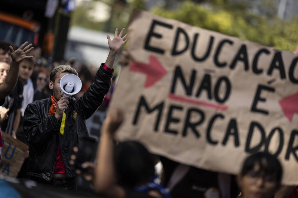 Estudantes invadem blocos da administração da USP - 09/06/2026 - Cotidiano