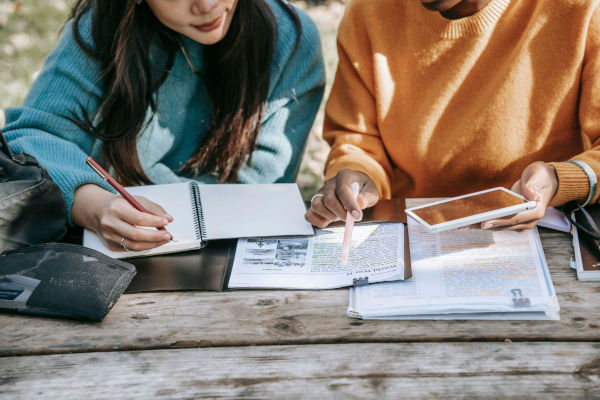 Estudantes utilizando inteligência artificial para aprofundar os estudos de história.