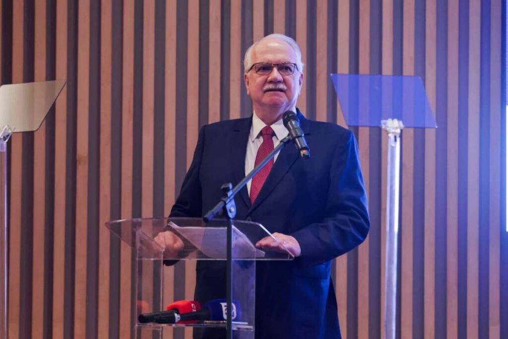 Fachin cita pagamentos exorbitantes com penduricalhos - 19/06/2026 - Política