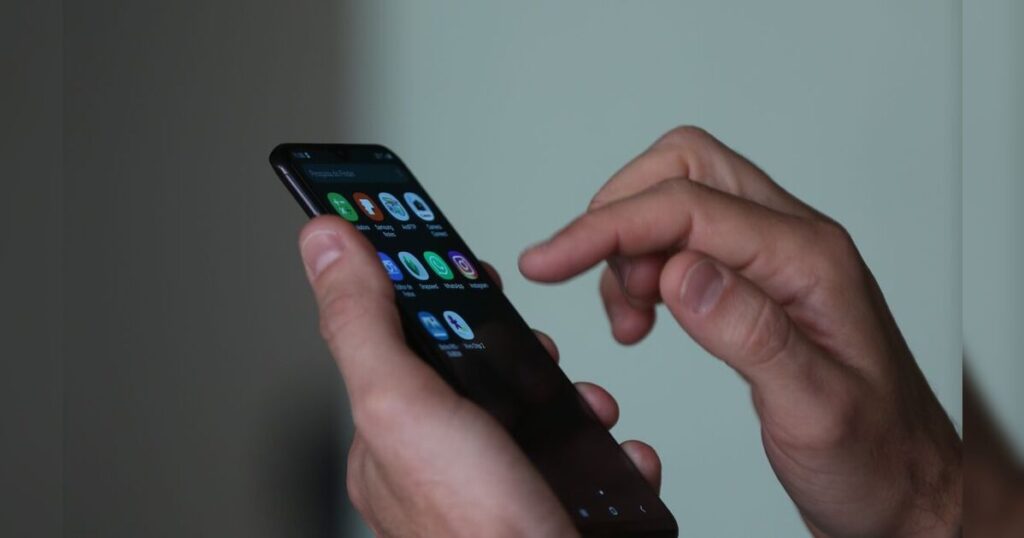 Falso vendedor usa celular de idoso para aplicar golpe de R$ 17 mil em Mauá da Serra