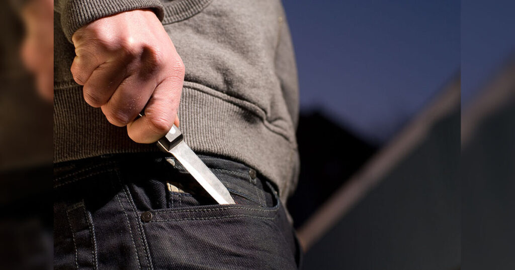 Homem armado invade lanchonete e agride ex-mulher