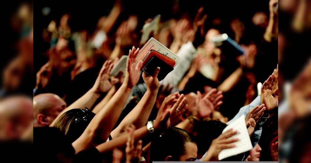 Homem é preso por mandado judicial durante culto religioso no Paraná