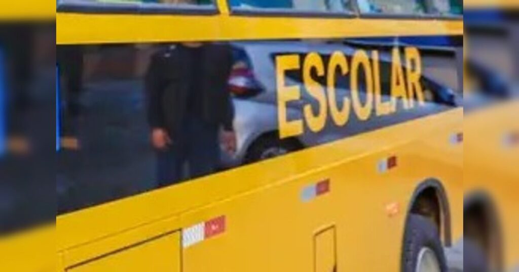 Mãe é presa após 'esquecer' os filhos no ônibus escolar em SC; motorista chamou a polícia