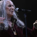 Maria Bethânia chega aos 80 anos como referência da música brasileira