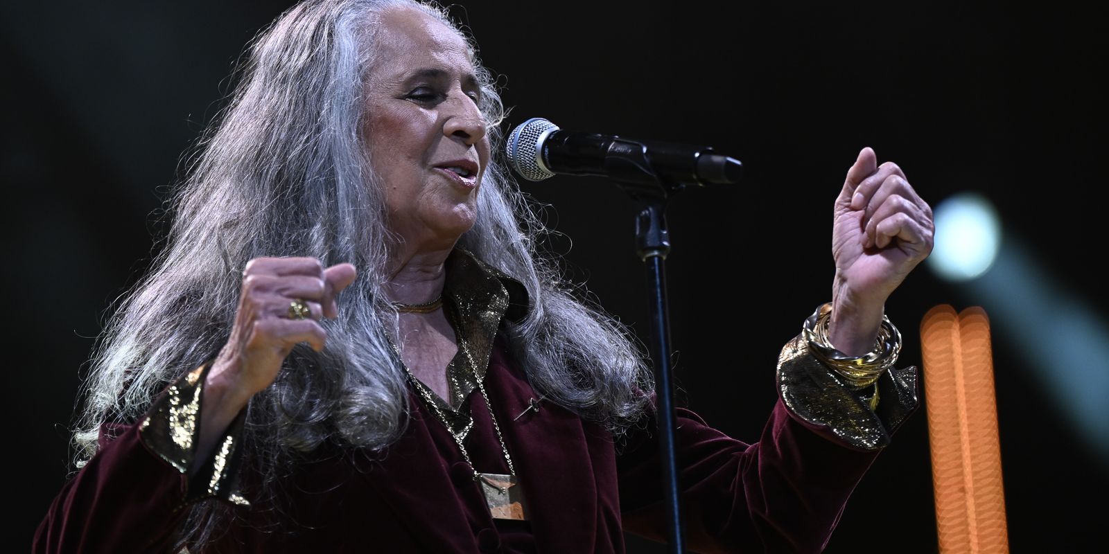 Maria Bethânia chega aos 80 anos como referência da música brasileira