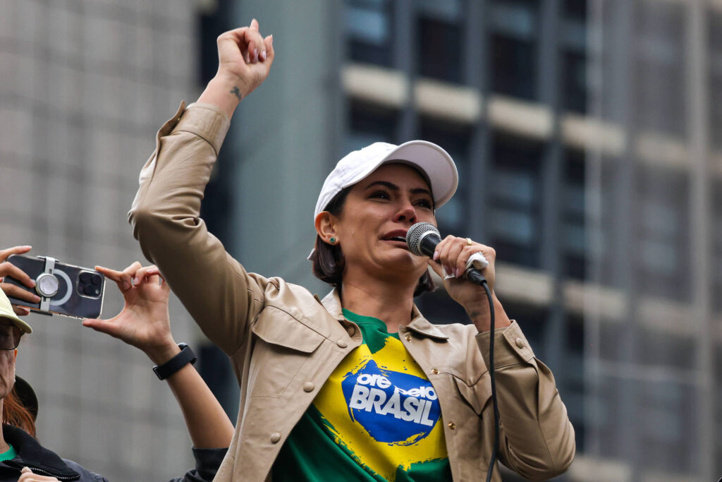 Michelle diz que não tem raiva depois de ataque a Flávio - 25/06/2026 - Mônica Bergamo