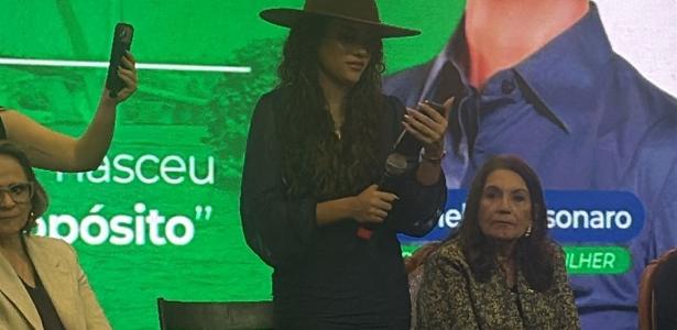 10.jun.2026 - Luíza do Clezão liga para Michelle Bolsonaro em evento de sua pré-candidatura