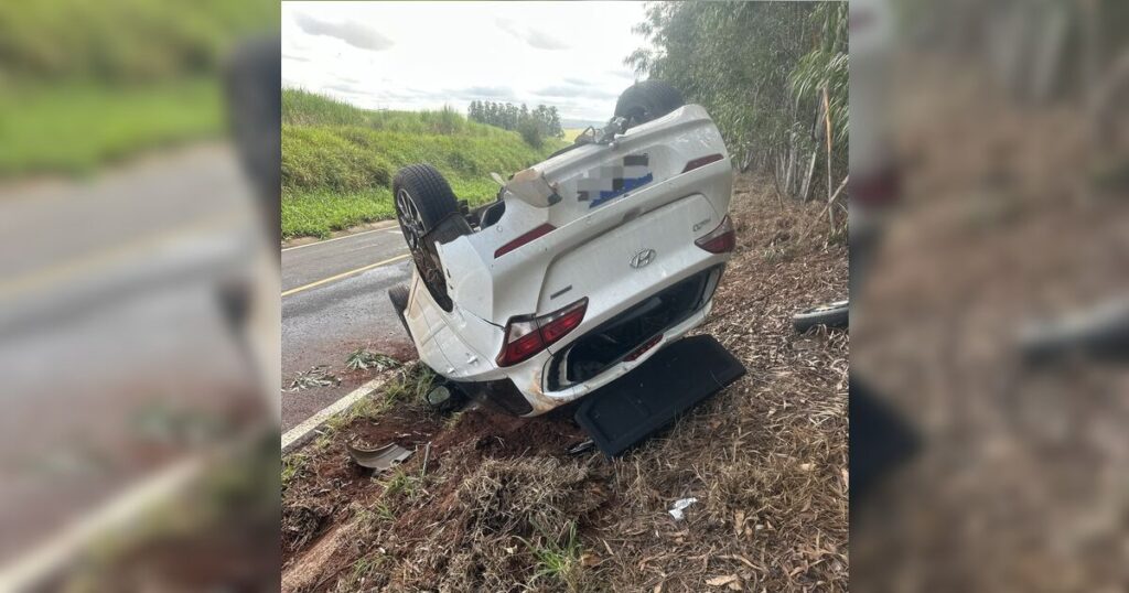Moradora de Arapongas fica ferida após capotar carro na PR-534, em Miraselva