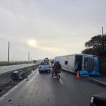 Ônibus tomba na BR-232 em Caruaru e deixa motorista e passageiros feridos