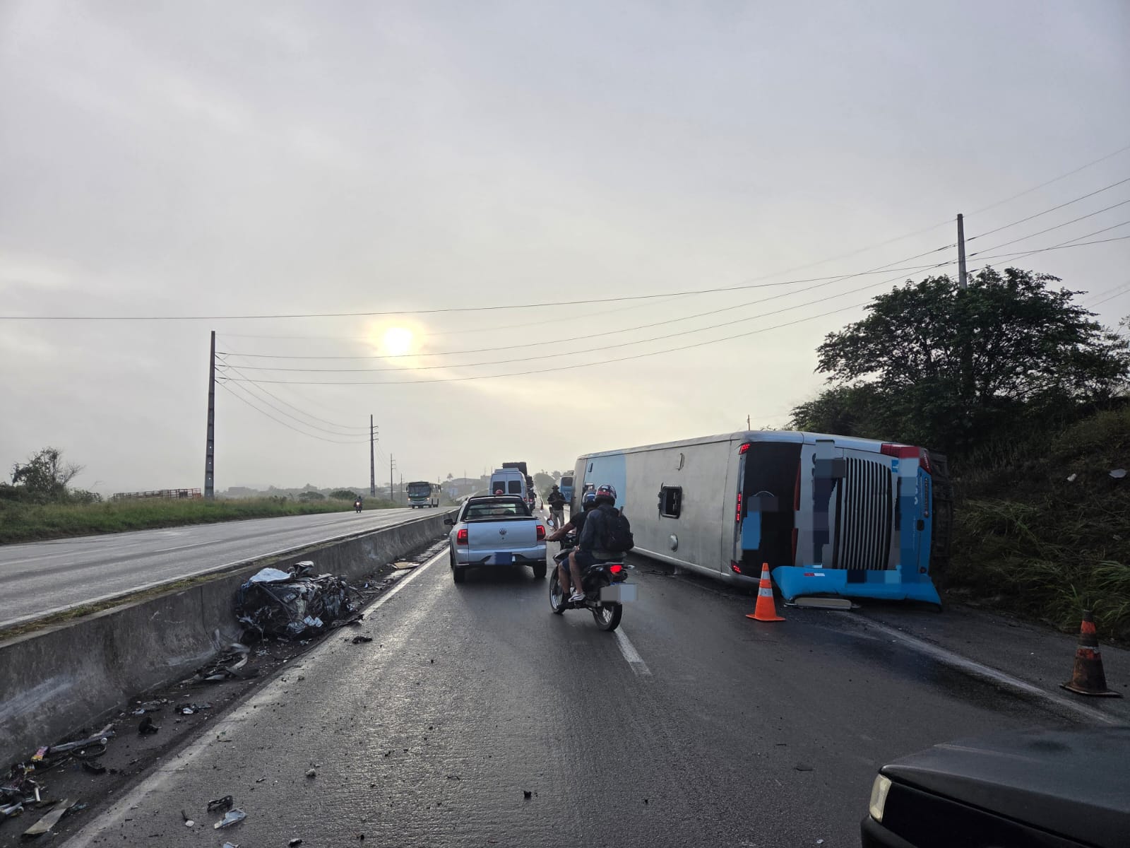 Ônibus tomba na BR-232 em Caruaru e deixa motorista e passageiros feridos