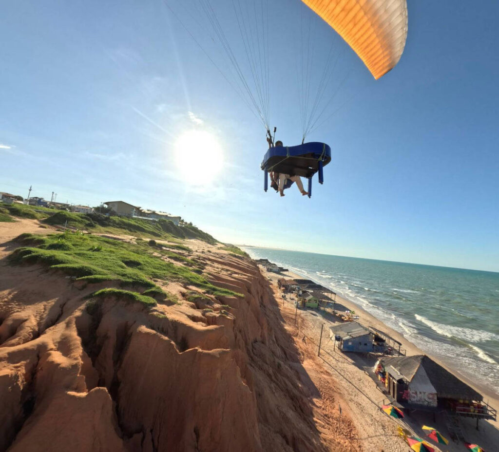 Pianista cearense toca piano em parapente - 11/06/2026 - Música em Letras