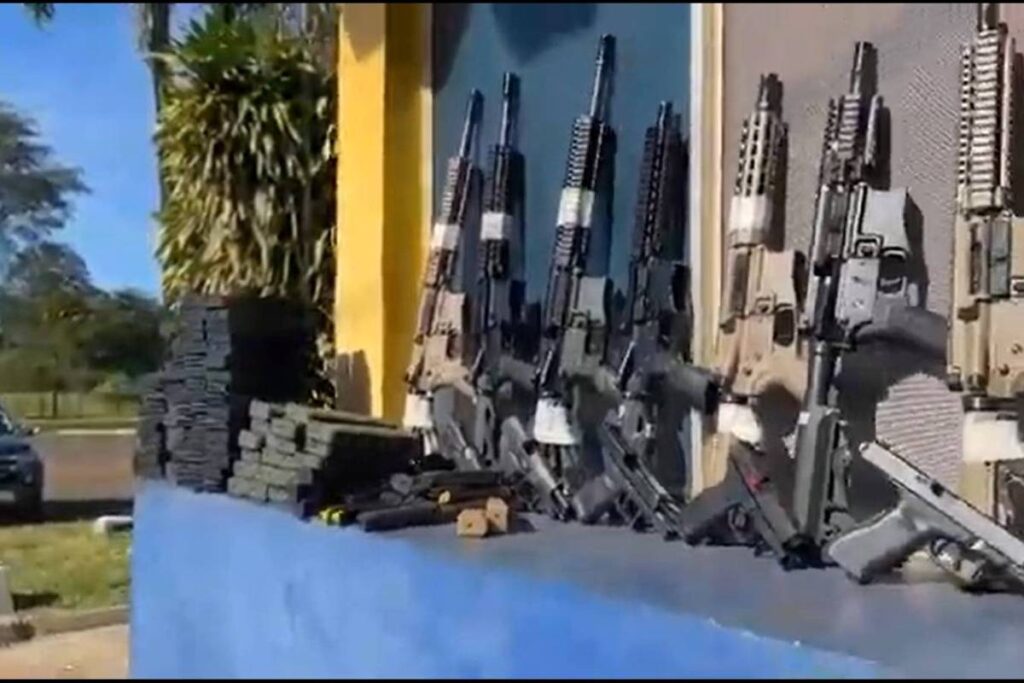 Polícia encontra 26 fuzis em caminhão com carga de ração animal - 18/06/2026 - Cotidiano