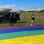 Polícia legislativa proíbe bandeira LGBTQIA+ em gramado do Congresso