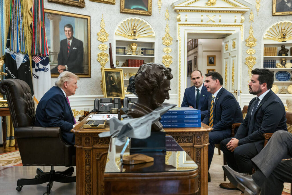 Trump posta foto com Flávio e o chama de 'jovem esperto' - 02/06/2026 - Política