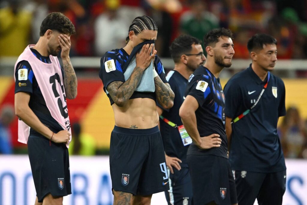 Uruguaios voltam em voos comerciais, após eliminação - 27/06/2026 - Esporte