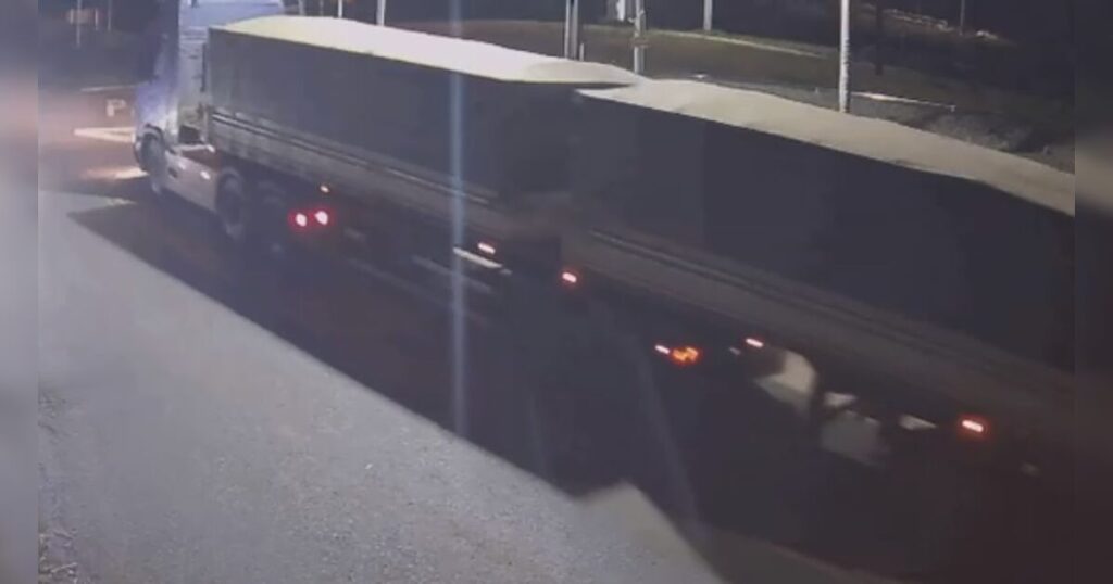 Veja o momento em que caminhão é atingido por trem em Jandaia do Sul