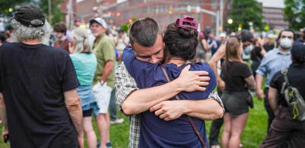 13.jul.2026 - Pessoas se abraçam no vigília feita após a morte de homem alvejado por agentes do ICE em Biddeford, Maine