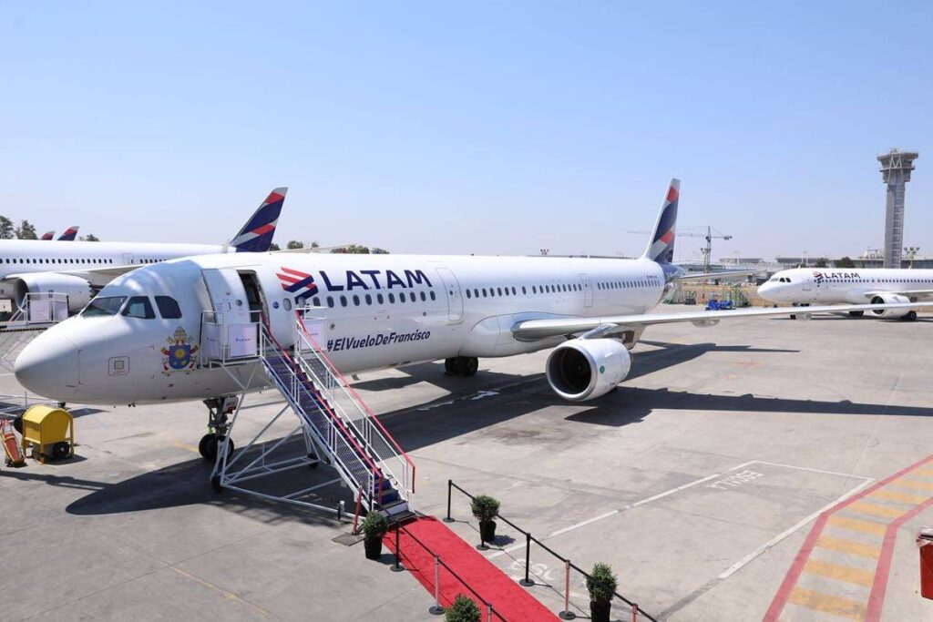Avião Latam colide com pássaro e solta fumaça em motor - 29/07/2026 - Cotidiano