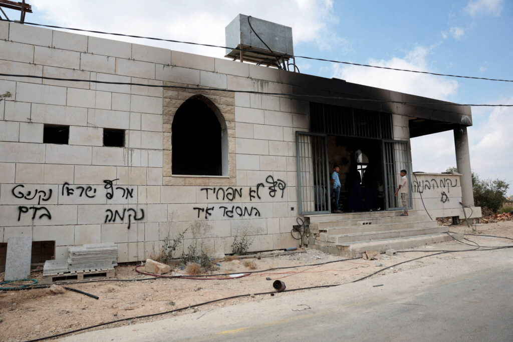Colonos israelenses incendeiam mesquitas na Cisjordânia - 26/07/2026 - Mundo