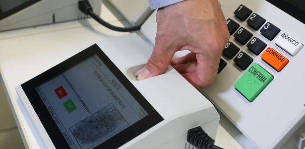 Teste de captação de biometria feito em modelo de urna eletrônica