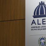 Deputados do RJ aprovam tornozeleira rosa para agressores de mulheres
