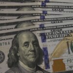 Dólar cai a R$ 5,13, e bolsa recua em dia de ajuste no mercado