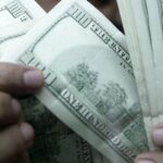 Dólar fecha estável, mas acumula queda de 1,82% em julho