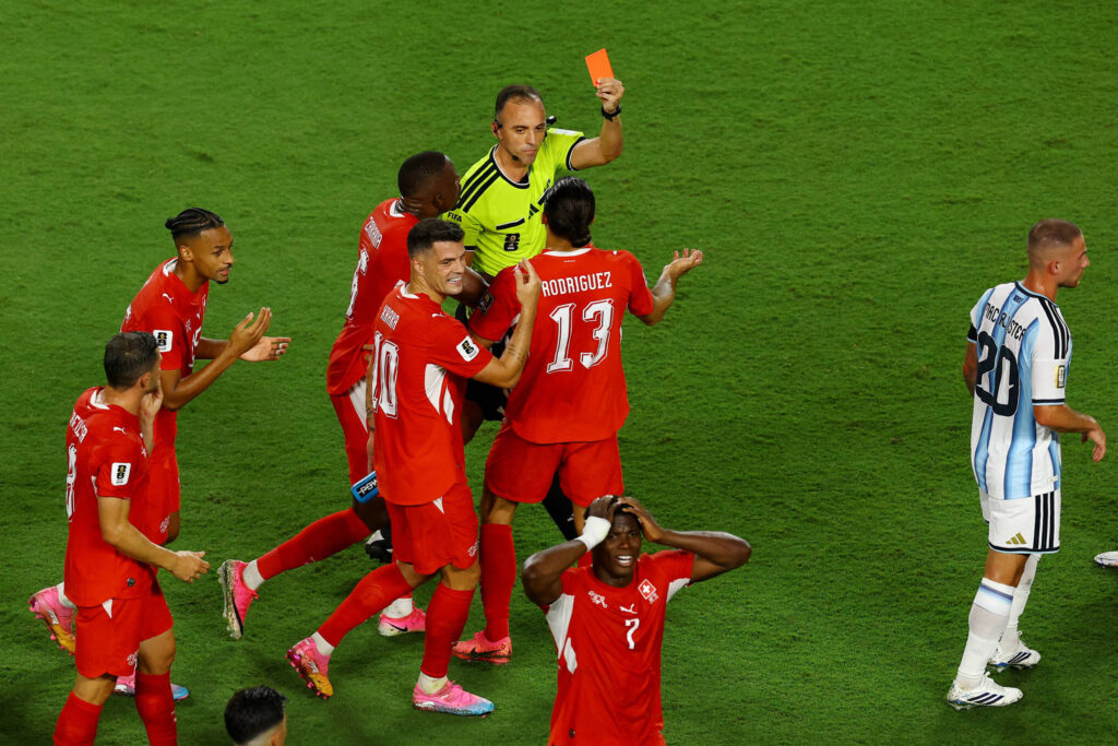 Embolo é expulso por simulação após VAR anular cartão - 12/07/2026 - Esporte