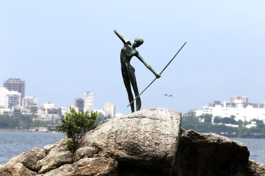 Escultura é vandalizada 20 dias após restauração no Rio - 10/07/2026 - Cotidiano