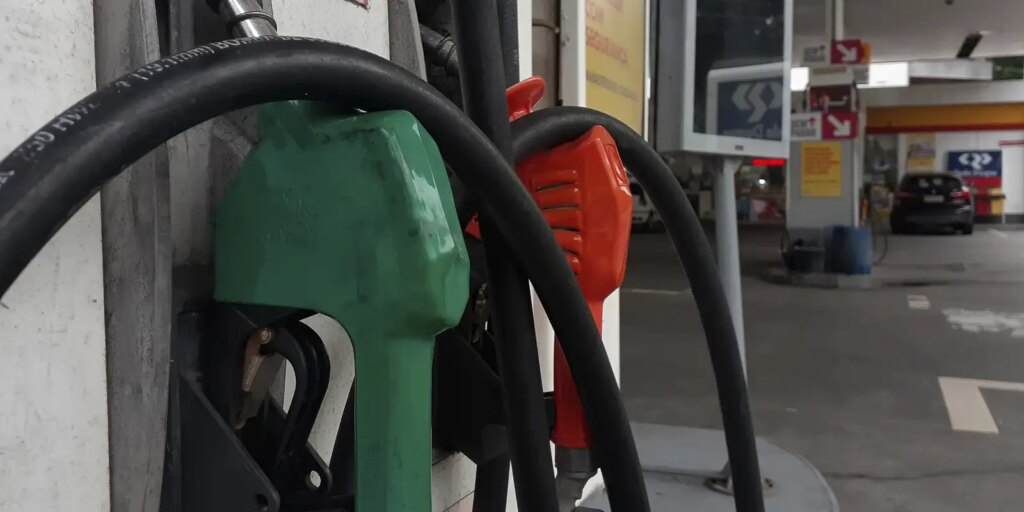 Gasolina com 32% de etanol deve ser R$ 0,03 mais barata, diz ministro