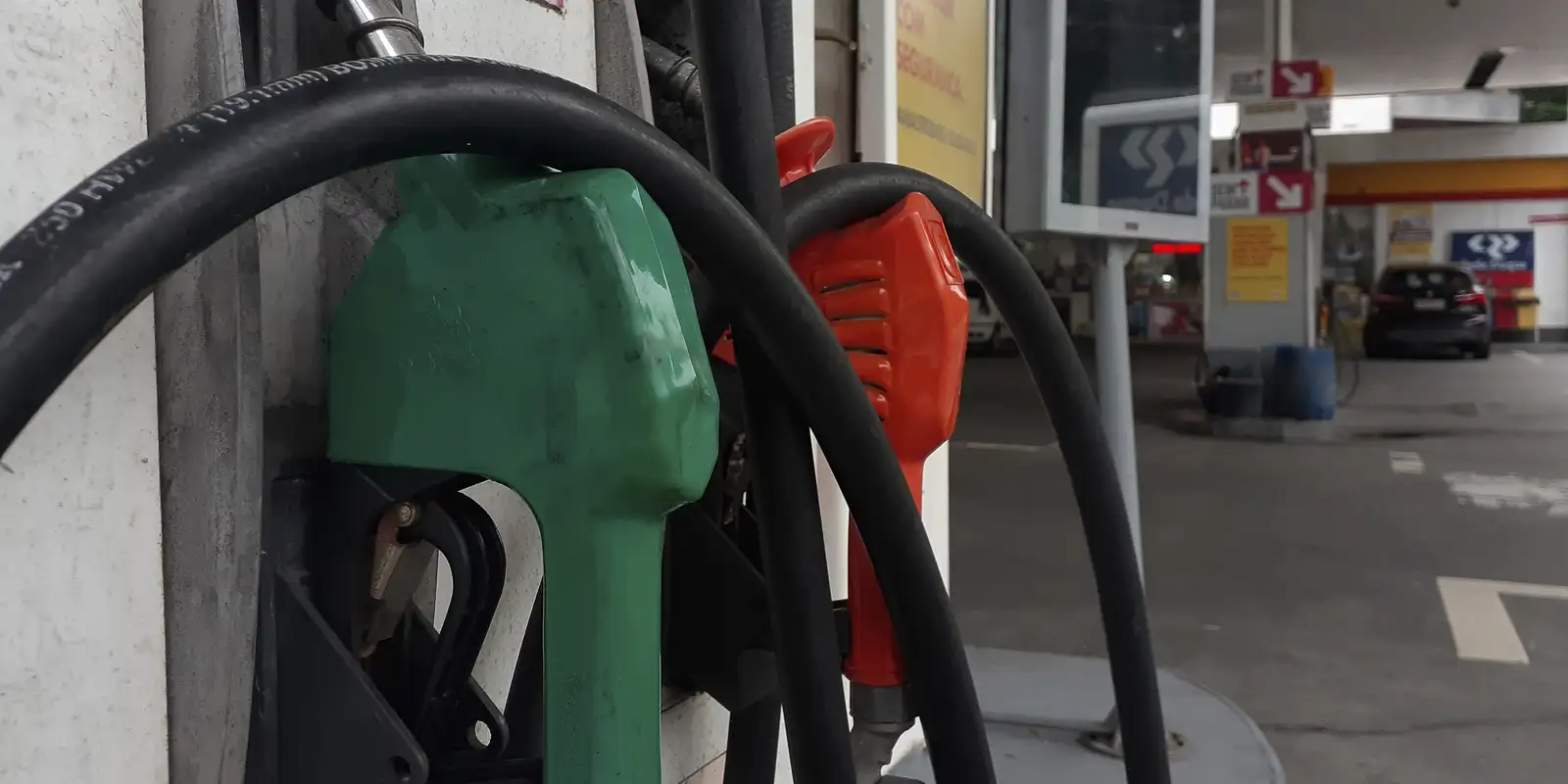 Gasolina com 32% de etanol deve ser R$ 0,03 mais barata, diz ministro