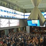 Ibovespa volta aos 174 mil pontos com aposta na Selic, e dólar cai