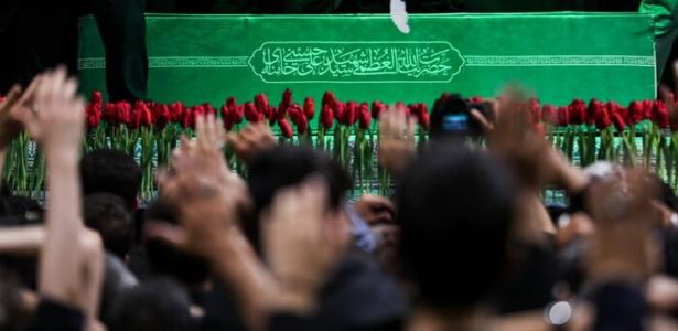 O ato de despedida foi realizado com o corpo de Khamenei ao lado da Husseiniya do Imã Khomeini
