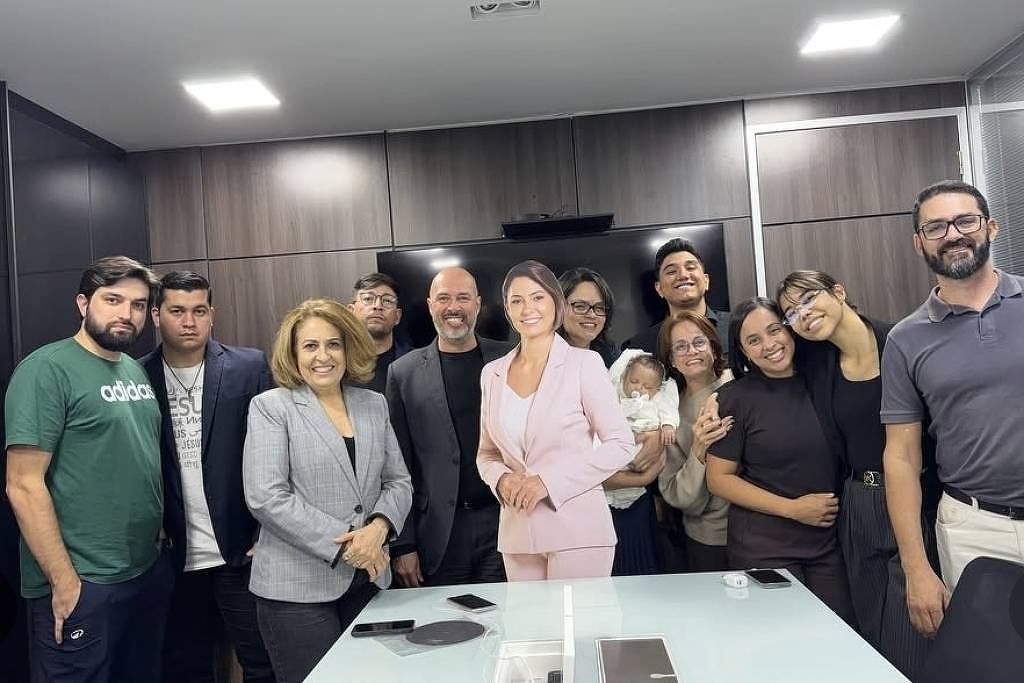 Michelle Bolsonaro visita PL após foto de papelão - 03/07/2026 - Painel