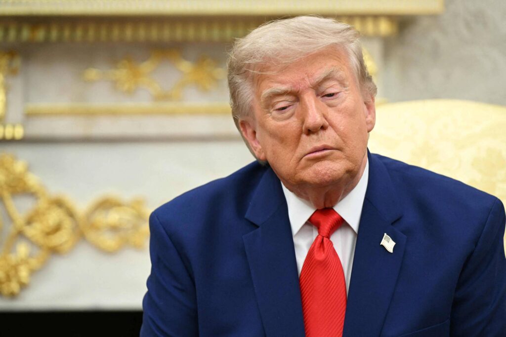 Trump tarifa medicamento genérico em 100% a partir de 2028 - 21/07/2026 - Economia