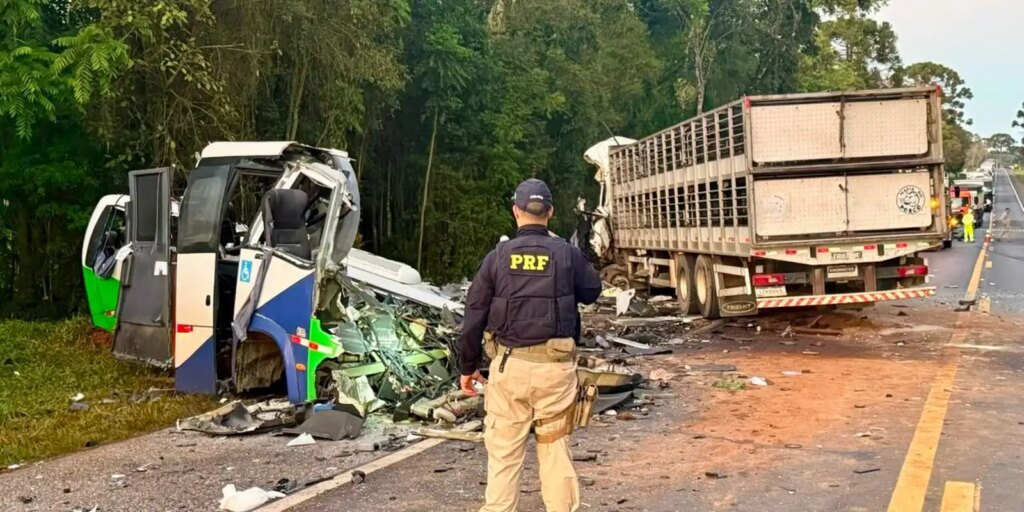 Acidente entre ônibus e caminhão mata 23 pessoas em estrada no Paraná