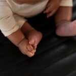 Bebê de seis meses cai no chão durante violência doméstica no Pirapó