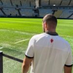 Turista estrangeiro com camisa do Vasco observa gramado do Maracanã, em 23/08/2023