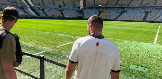 Turista estrangeiro com camisa do Vasco observa gramado do Maracanã, em 23/08/2023
