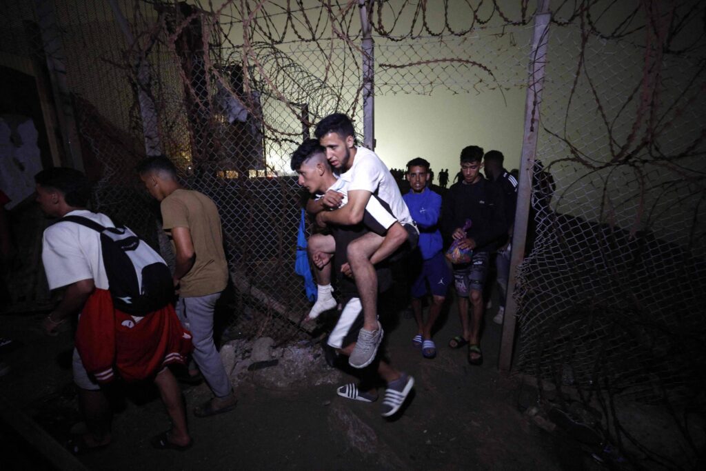Ceuta: Migrantes retornam ao Marrocos após hostilidade - 01/08/2026 - Mundo