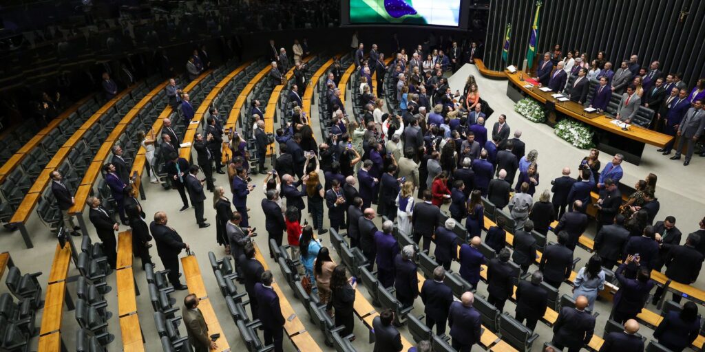 Congresso deve decidir sobre "taxa das blusinhas" nesta segunda