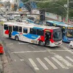 Criminosos usam ônibus em barricadas contra operação policial no Rio