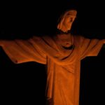 Cristo Redentor iluminado na cor laranja alerta contra o feminicídio