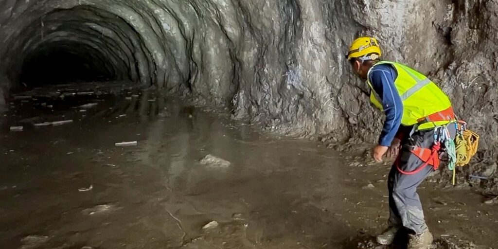 Equipes do Nepal procuram centenas de pessoas presas em túneis