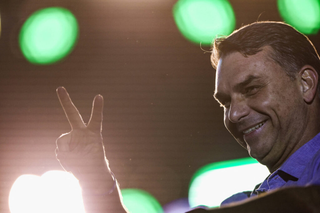 Flávio Bolsonaro quer resgatar o país do quê? - 04/08/2026 - Mariliz Pereira Jorge