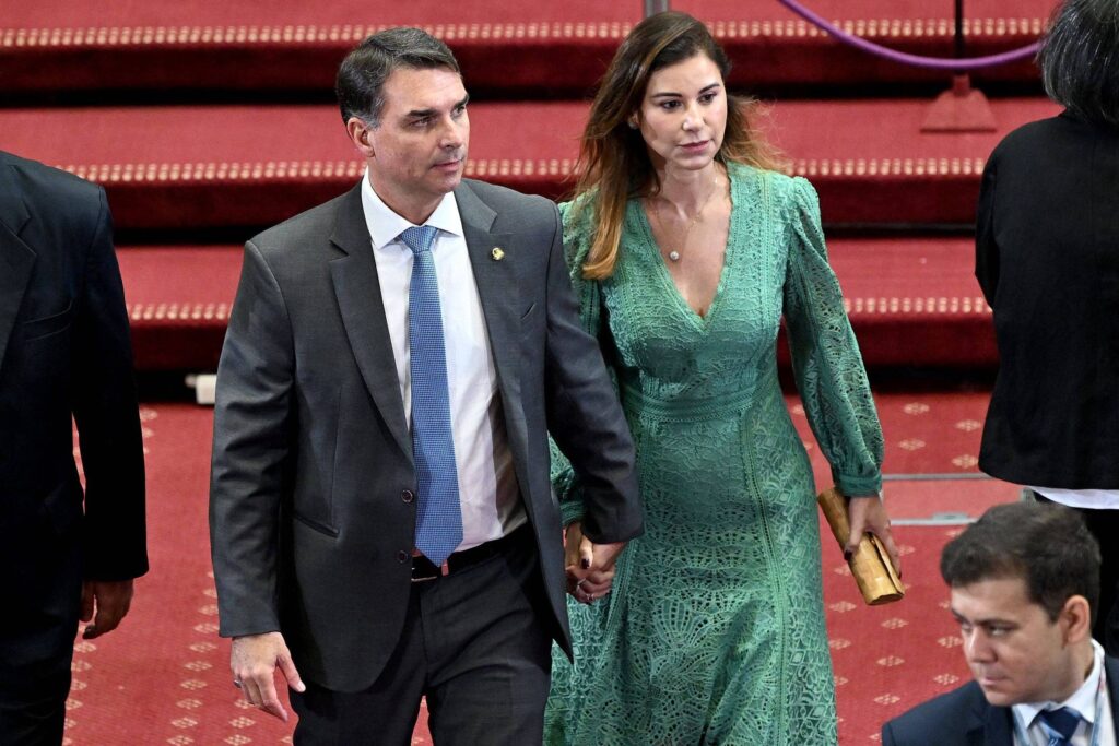 Flávio Bolsonaro terá propaganda segurança e mulheres - 27/08/2026 - Brasília Hoje