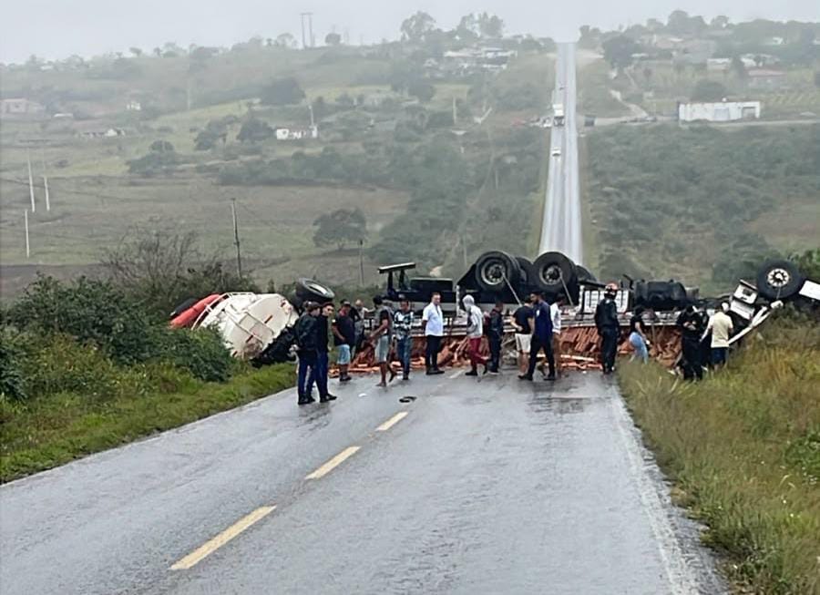 GRAVE ACIDENTE DEIXA DOIS MORTOS E FECHA BR-424 EM CAETÉS